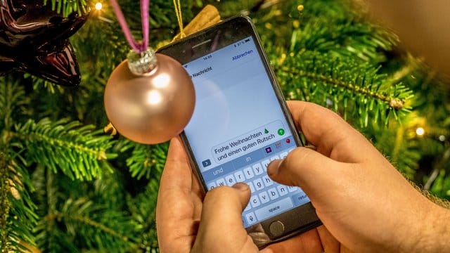 Weihnachten ganz ohne Smartphone? Für die Mehrheit kommt das nicht infrage. Weihnachten ganz ohne Smartphone? Für die Mehrheit kommt das nicht infrage.
