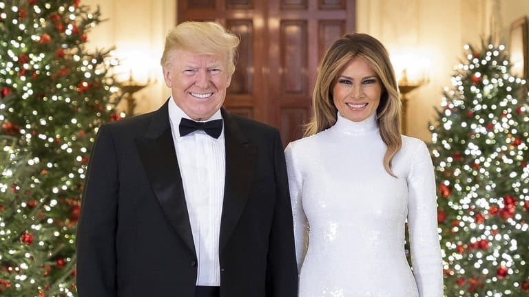 Donald und Melania Trump: Das Präsidentenpaar posierte im Weißen Haus für das offizielle Weihnachtsporträt.