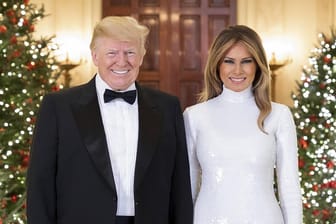 Donald und Melania Trump: Das Präsidentenpaar posierte im Weißen Haus für das offizielle Weihnachtsporträt.