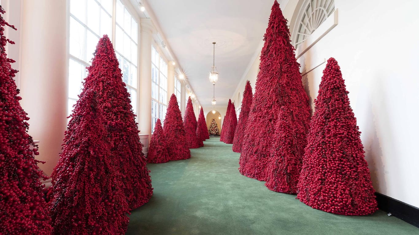 Rote Tannenbäume im Weißen Haus: Die Weihnachtsdeko sorgte im Netz für Spott und Häme.