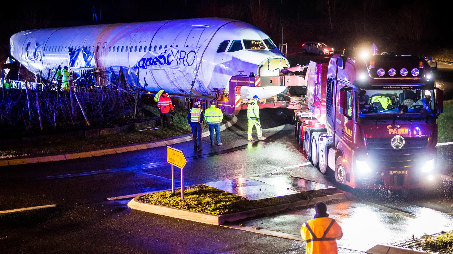 Althengstett in der Nähe von Stuttgart: Am frühen Samstagmorgen blieb ein Sattelschlepper mit besonderer Ladung liegen. Im Kreisverkehr der beschaulichen Ortschaft stand ein flügelloser Airbus. Althengstett in der Nähe von Stuttgart: Am frühen Samstagmorgen blieb ein Sattelschlepper mit besonderer Ladung liegen. Im Kreisverkehr der beschaulichen Ortschaft stand ein flügelloser Airbus.