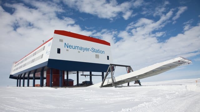 Ein Weihnachtsbaum aus Plastik wird die deutsche Forschungsstation Neumayer III an Heiligabend zieren. Ein Weihnachtsbaum aus Plastik wird die deutsche Forschungsstation Neumayer III an Heiligabend zieren.
