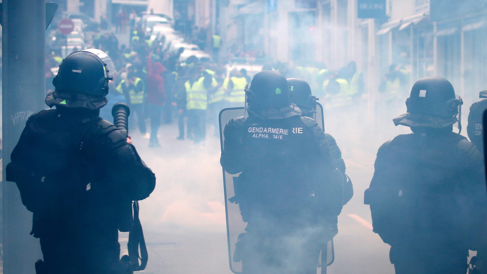 Polizei und "Gelbwesten" stehen sich gegenüber: Seit Wochen kommt es in Frankreich immer wieder zu Prostesten, bei denen mittlerweile insgesamt zehn Menschen zu Tode kamen.