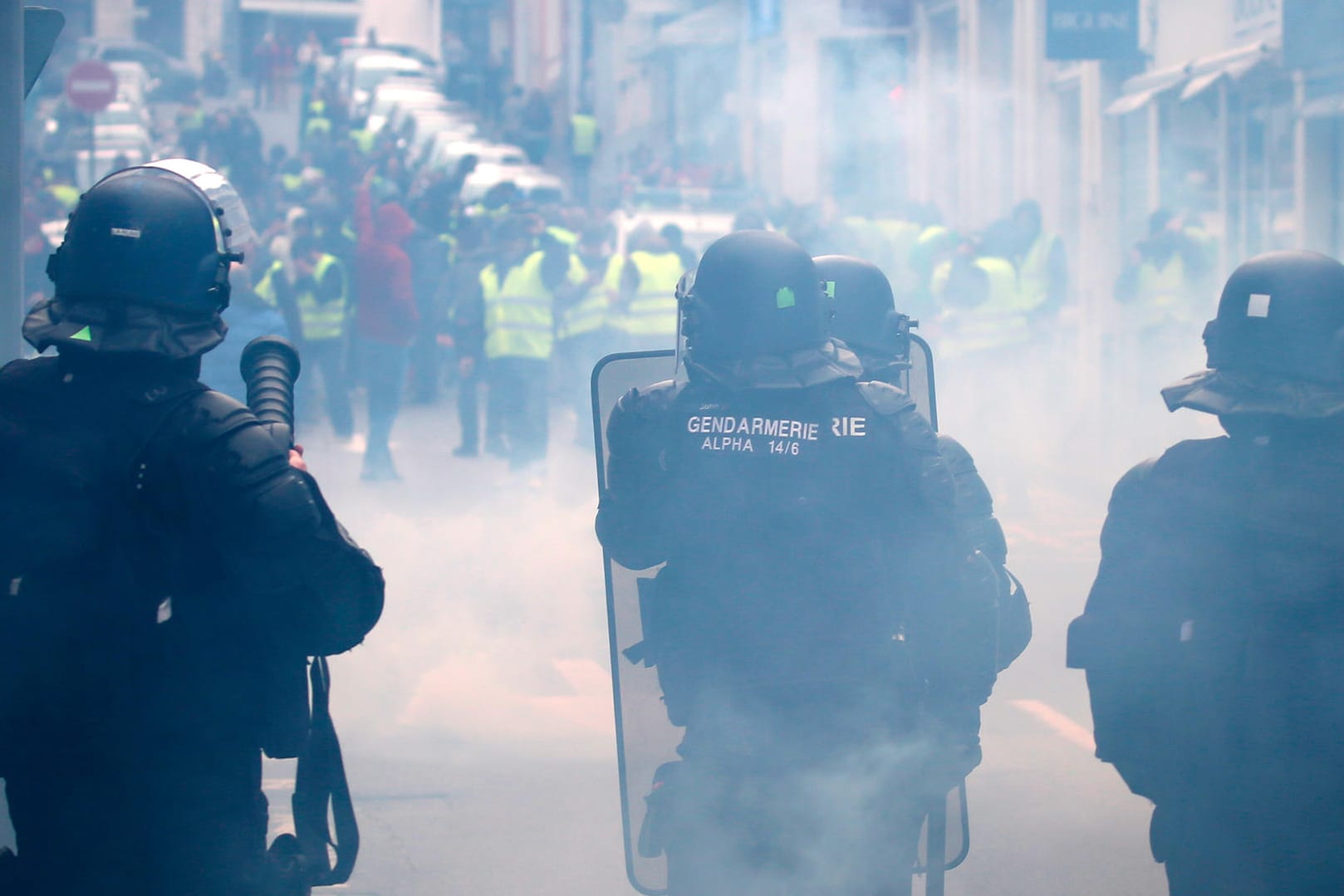 Polizei und "Gelbwesten" stehen sich gegenüber: Seit Wochen kommt es in Frankreich immer wieder zu Prostesten, bei denen mittlerweile insgesamt zehn Menschen zu Tode kamen.