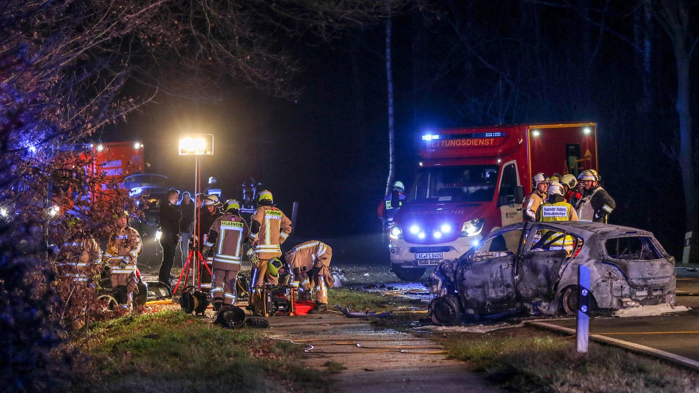 Stolberg bei Aachen: In der Nacht zu Samstag starben vier Personen bei einem Frontalzusammenstoß. Wie es zu dem Unfall kam, ist unklar.