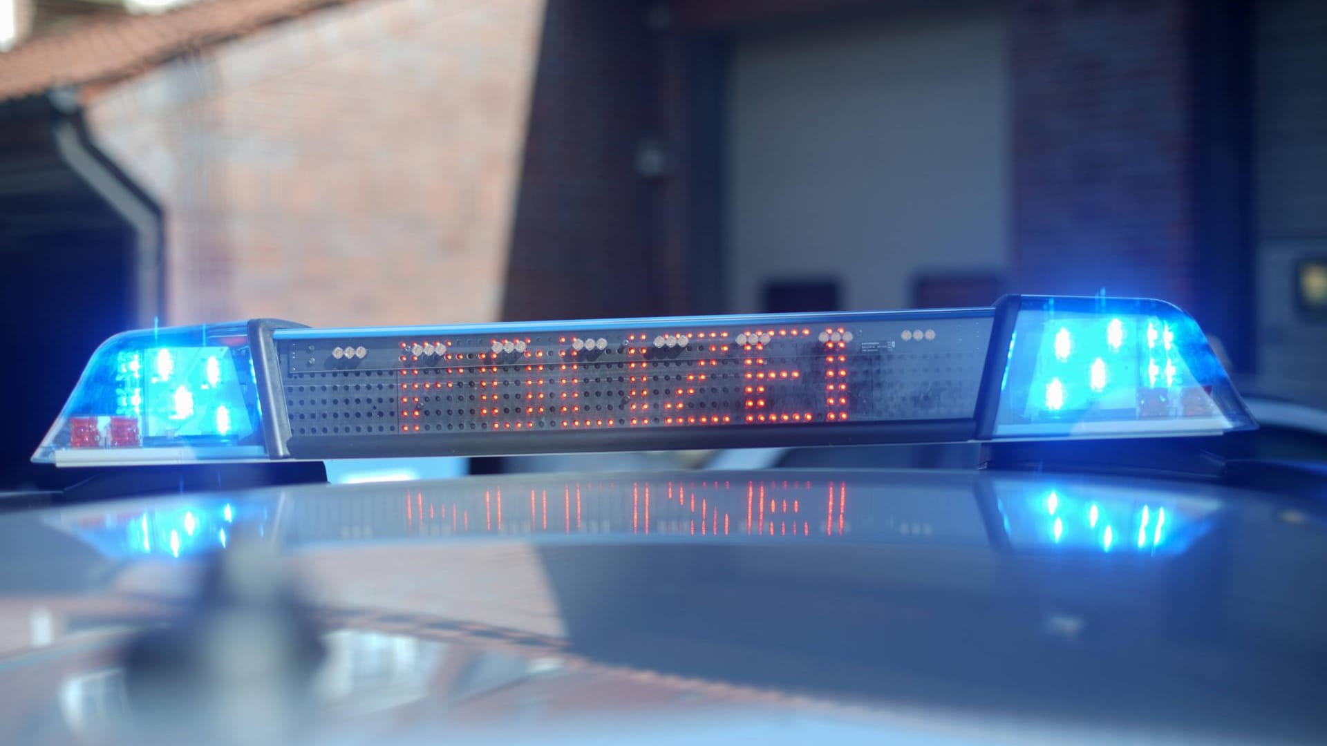 Eine digitale Anzeige auf einem Streifenwagen der niedersächsischen Polizei: Nach einer Weihnachtsfeier ermittelt nun die Polizei gegen ihre eigenen Leute. Die Party ist mächtig aus dem Ruder gelaufen. (Symbolfoto) Eine digitale Anzeige auf einem Streifenwagen der niedersächsischen Polizei: Nach einer Weihnachtsfeier ermittelt nun die Polizei gegen ihre eigenen Leute. Die Party ist mächtig aus dem Ruder gelaufen. (Symbolfoto)