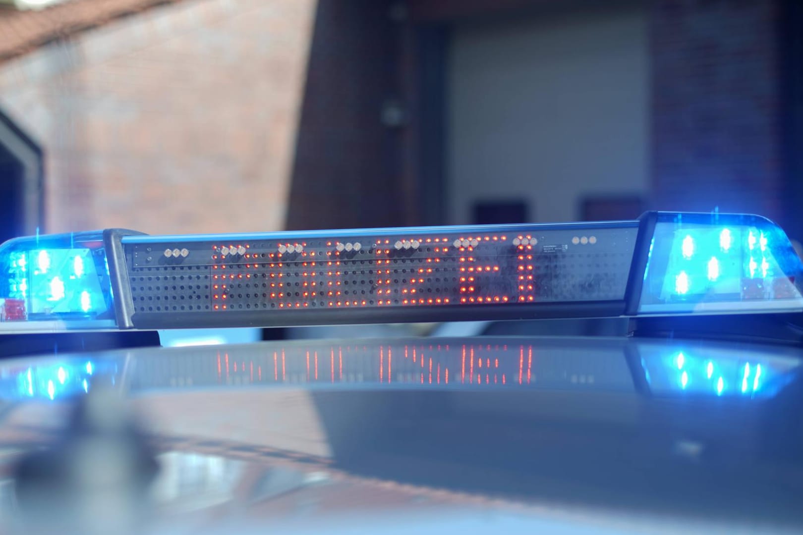 Eine digitale Anzeige auf einem Streifenwagen der niedersächsischen Polizei: Nach einer Weihnachtsfeier ermittelt nun die Polizei gegen ihre eigenen Leute. Die Party ist mächtig aus dem Ruder gelaufen. (Symbolfoto)