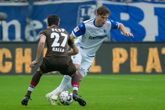 Jan Philipp Kalla (l.) im Duell mit Marius Bülter: Magdeburg gelingt gegen St. Pauli der Ausgleich.