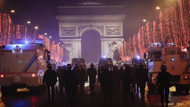 Auf der Prachtstraße Champs-Élysées, wo es in den vergangenen Wochenenden immer wieder schwere Ausschreitungen gegeben hatte, war, kam es am Abend zu Spannungen. Auf der Prachtstraße Champs-Élysées, wo es in den vergangenen Wochenenden immer wieder schwere Ausschreitungen gegeben hatte, war, kam es am Abend zu Spannungen.