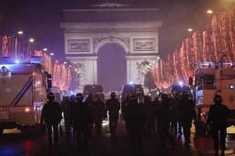 Auf der Prachtstraße Champs-Élysées, wo es in den vergangenen Wochenenden immer wieder schwere Ausschreitungen gegeben hatte, war, kam es am Abend zu Spannungen.