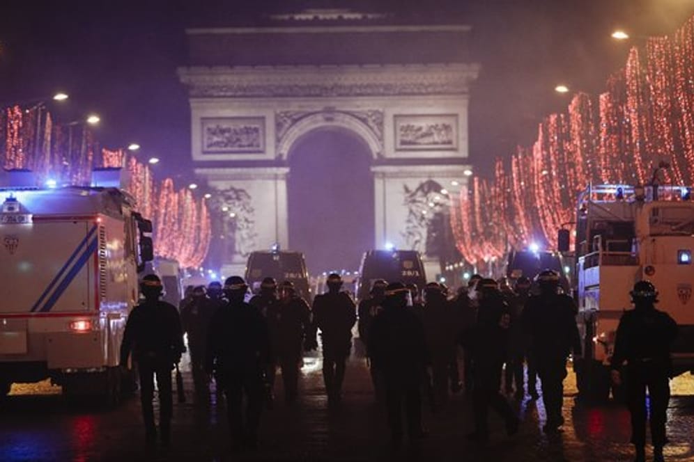 Auf der Prachtstraße Champs-Élysées, wo es in den vergangenen Wochenenden immer wieder schwere Ausschreitungen gegeben hatte, war, kam es am Abend zu Spannungen.