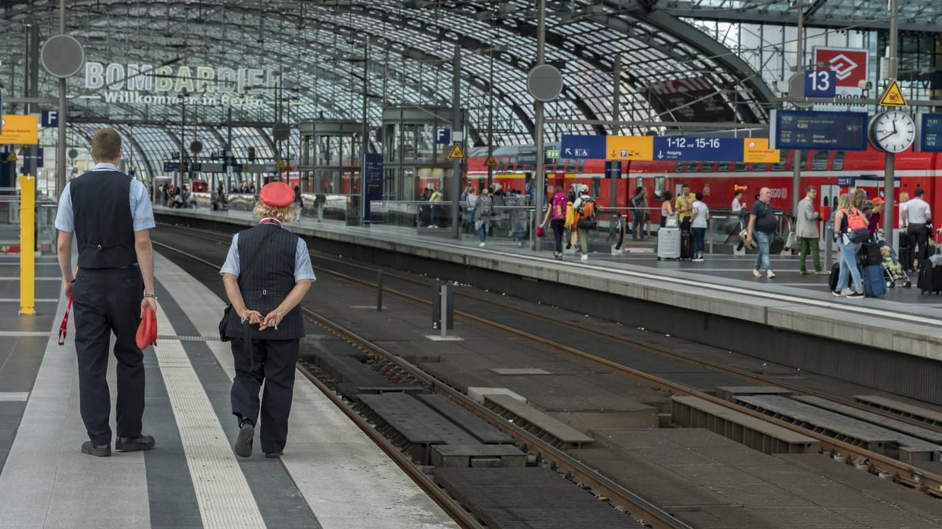 Bahnpersonal am Bahnsteig: Laut der Bahngewerkschaft seien Mitarbeiter der Deutschen Bahn durch die Probleme innerhalb des Konzerns stark gefrustet.