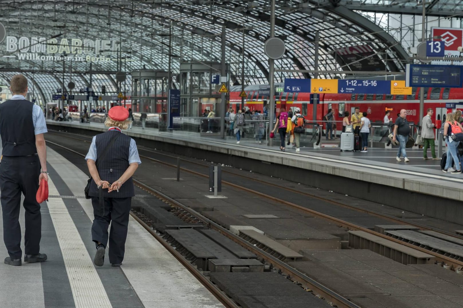 Bahnpersonal am Bahnsteig: Laut der Bahngewerkschaft seien Mitarbeiter der Deutschen Bahn durch die Probleme innerhalb des Konzerns stark gefrustet.