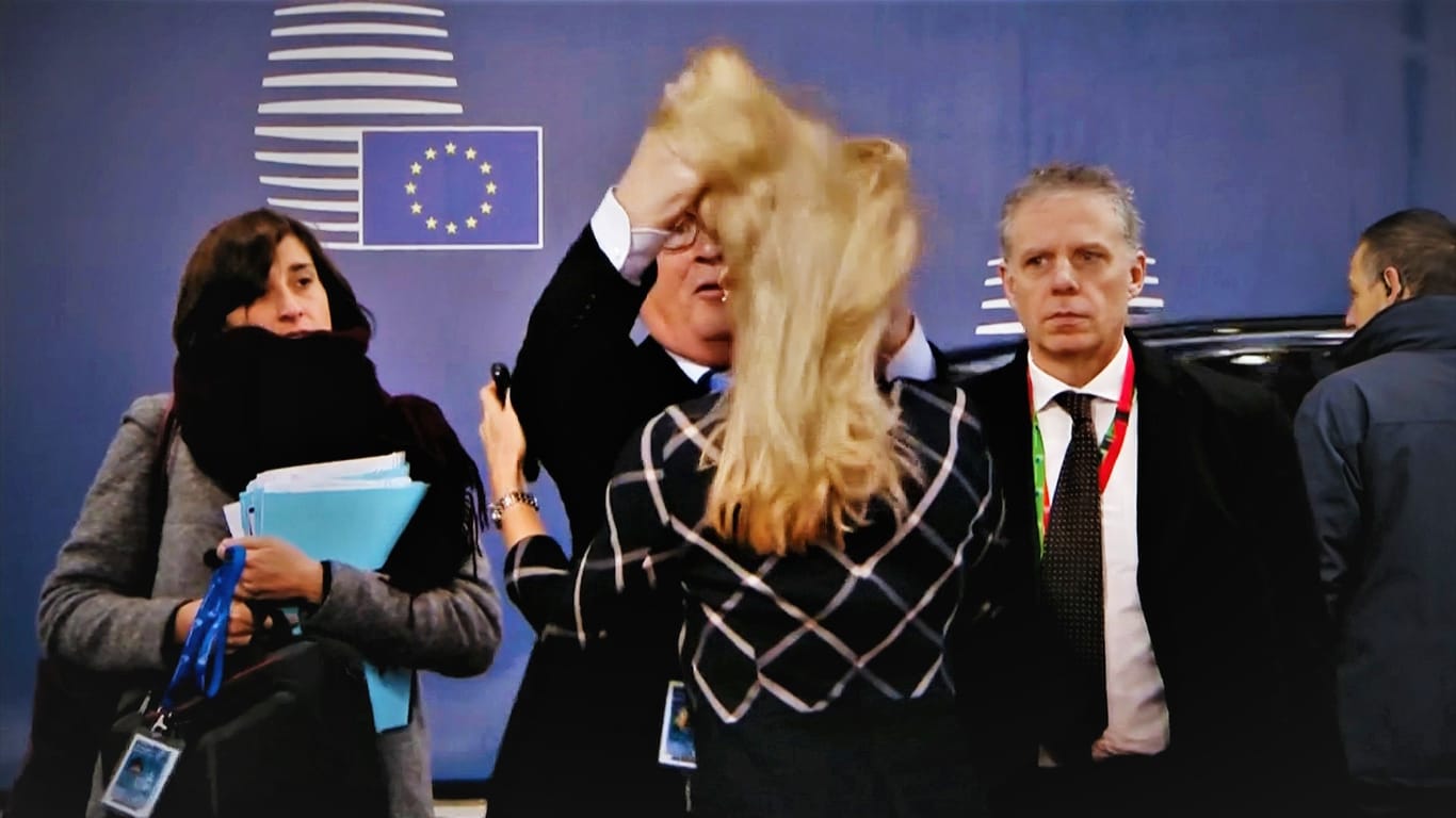 EU-Kommissionspräsident Jean-Claude Juncker: Beim EU-Gipfel in Brüssel fuhr er der stellvertretenden Protokollchefin, Pernilla Sjölin, kräftig durch die Haare.