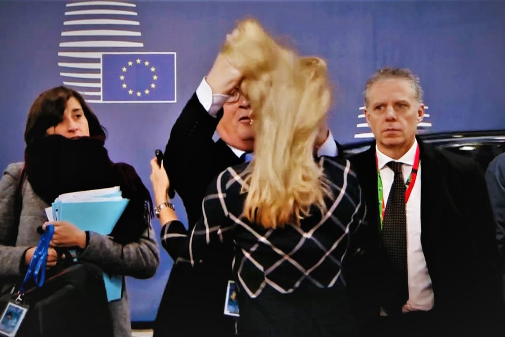 EU-Kommissionspräsident Jean-Claude Juncker: Beim EU-Gipfel in Brüssel fuhr er der stellvertretenden Protokollchefin, Pernilla Sjölin, kräftig durch die Haare.
