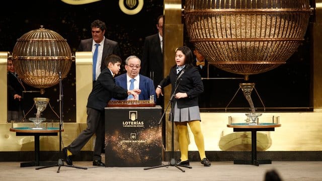 Die Glückslose der spanischen Weihnachtslotterie "El Gordo" werden aus den Lostrommeln im Teatro Real gezogen. Die Glückslose der spanischen Weihnachtslotterie "El Gordo" werden aus den Lostrommeln im Teatro Real gezogen.