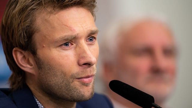 Simon Rolfes äußert sich nicht zu den Spekulationen um eine Ablösung von Trainer Heiko Herrlich. Simon Rolfes äußert sich nicht zu den Spekulationen um eine Ablösung von Trainer Heiko Herrlich.