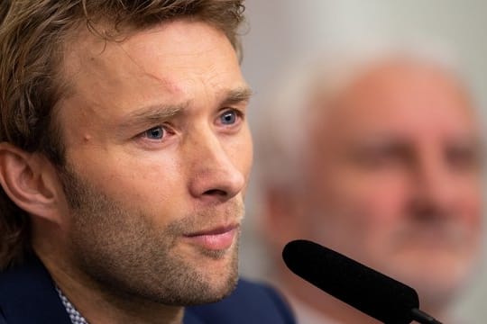 Simon Rolfes äußert sich nicht zu den Spekulationen um eine Ablösung von Trainer Heiko Herrlich.