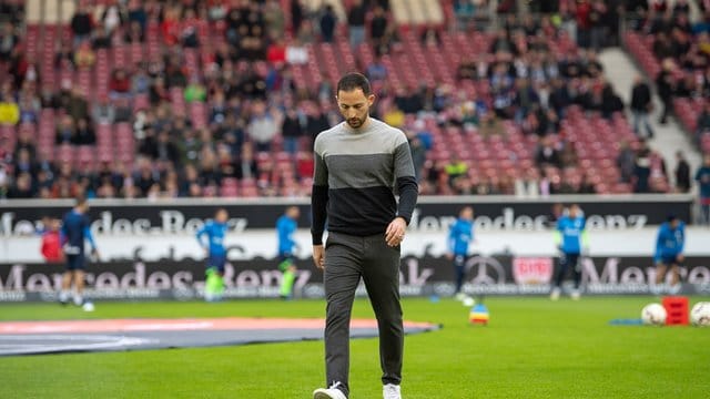 Soll möglicherweise Verstärkung im Trainerteam erhalten: Schalkes Trainer Domenico Tedesco. Soll möglicherweise Verstärkung im Trainerteam erhalten: Schalkes Trainer Domenico Tedesco.