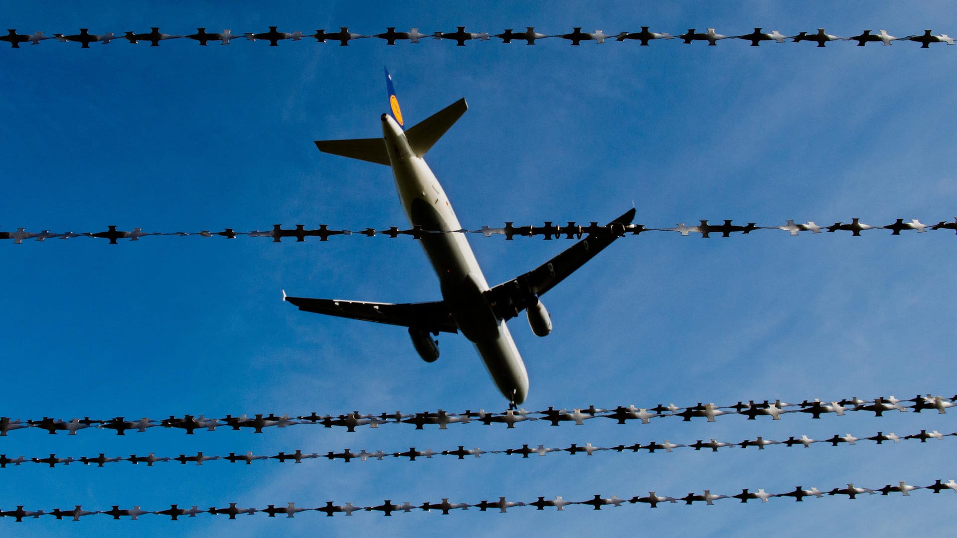 Ein Flugzeug fliegt über Stacheldraht hinweg (Symbolbild): Die Männer wurden ausgeflogen.