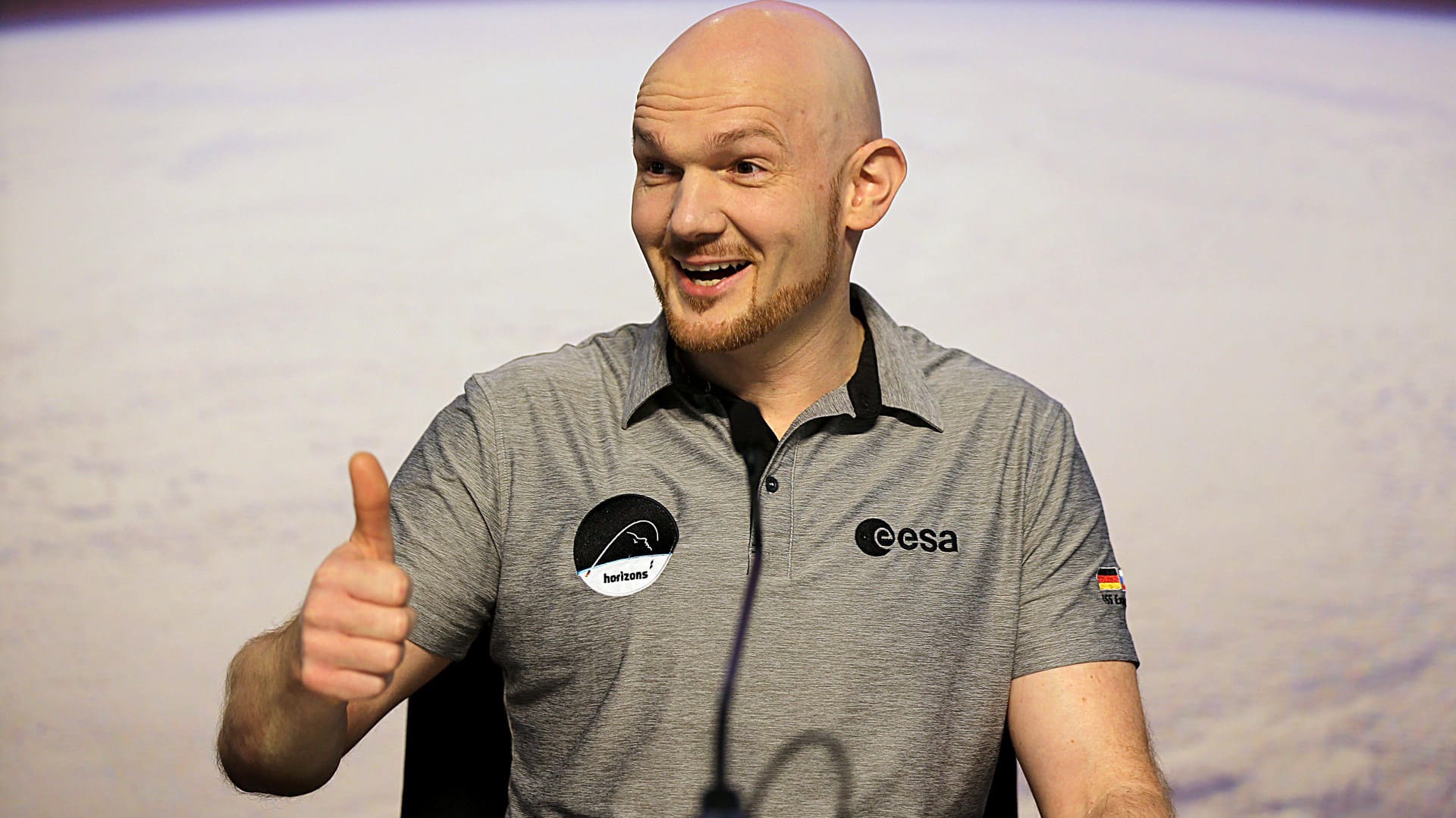 Alexander Gerst auf der Pressekonferenz: Der zurückgekehrte Astronaut zeigte sich gut gelaunt.