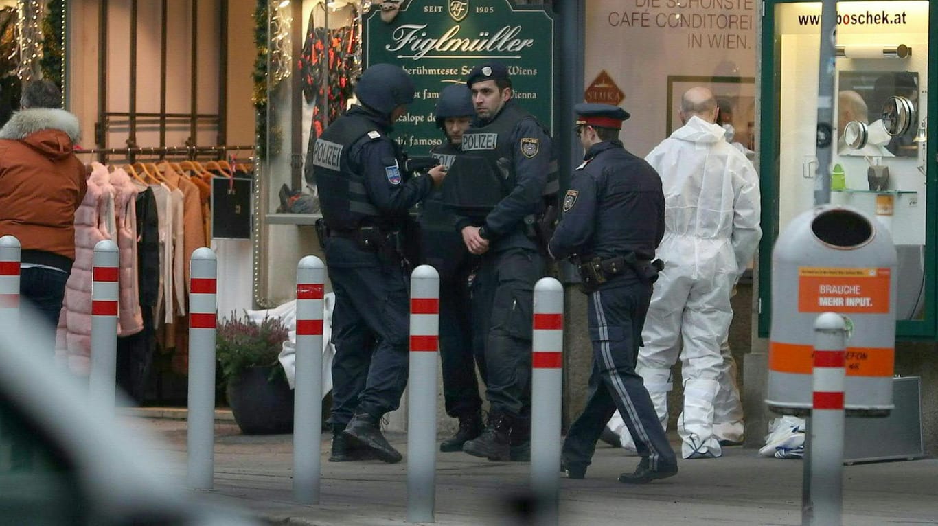 Polizisten in der nähe des Tatorts in Wien: Die Schießerei am Freitag war offenbar eine Rachetat im Mafia-Milieu.