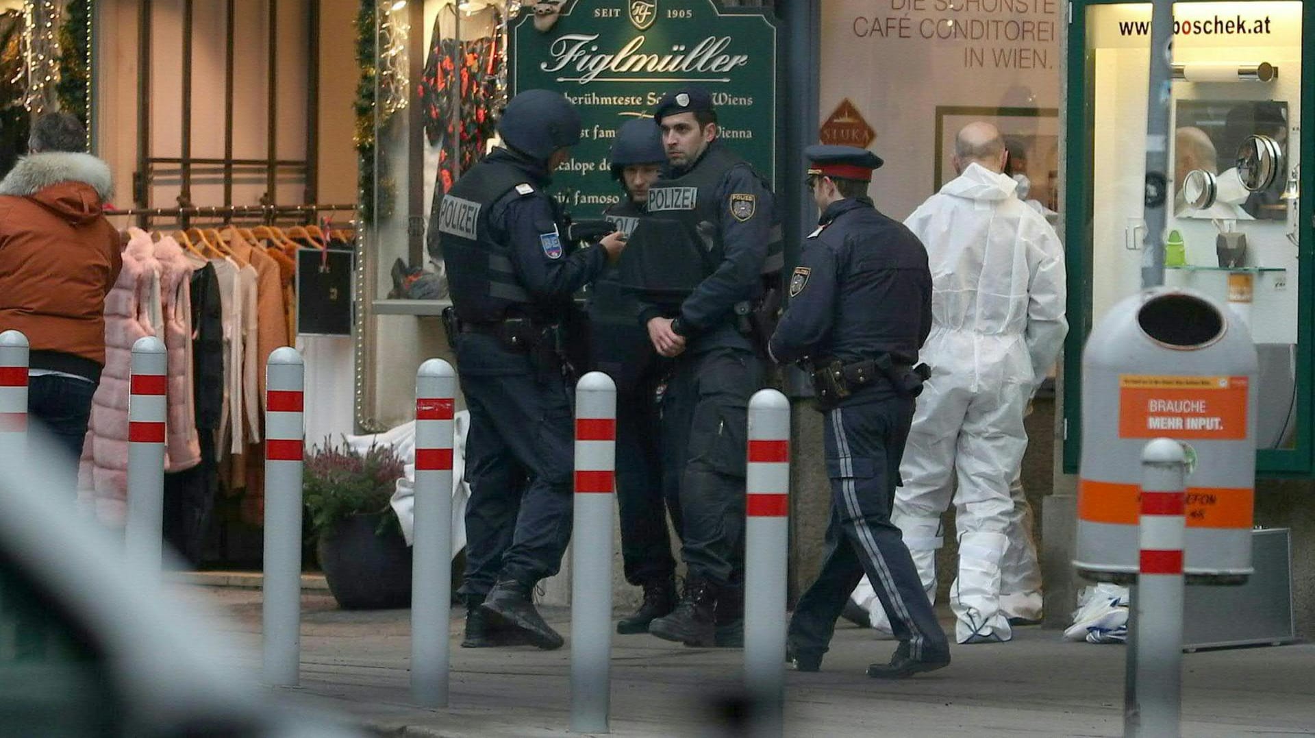 Polizisten in der nähe des Tatorts in Wien: Die Schießerei am Freitag war offenbar eine Rachetat im Mafia-Milieu. Polizisten in der nähe des Tatorts in Wien: Die Schießerei am Freitag war offenbar eine Rachetat im Mafia-Milieu.