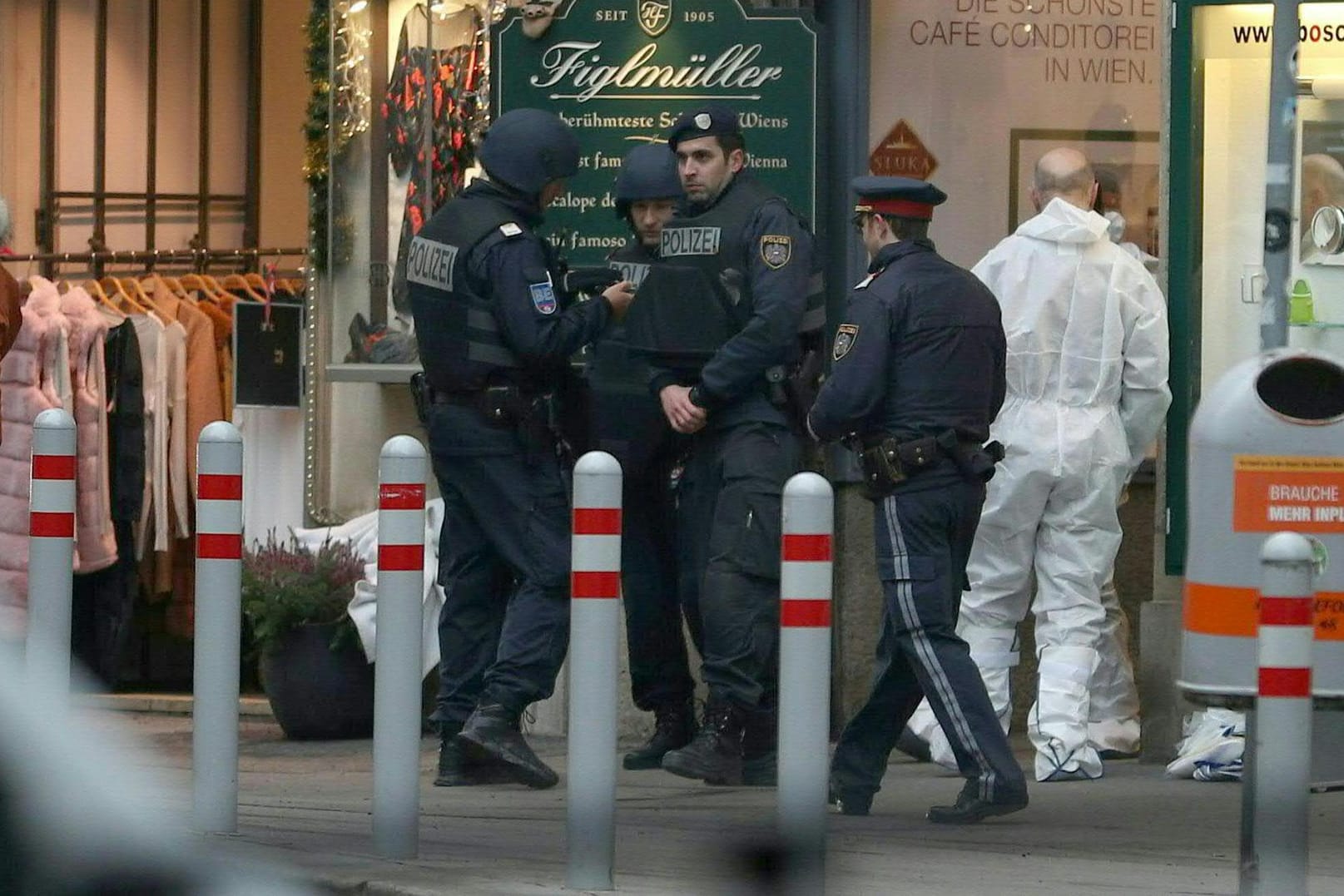 Polizisten in der nähe des Tatorts in Wien: Die Schießerei am Freitag war offenbar eine Rachetat im Mafia-Milieu.