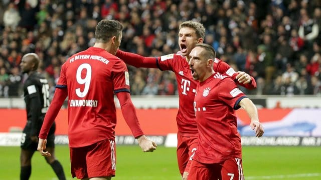 Die Bayern um Doppel-Torschütze Franck Ribéry (r) feierten einen 3:0-Erfolg in Frankfurt. Die Bayern um Doppel-Torschütze Franck Ribéry (r) feierten einen 3:0-Erfolg in Frankfurt.