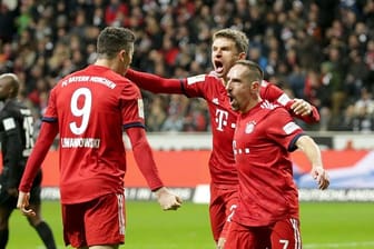 Die Bayern um Doppel-Torschütze Franck Ribéry (r) feierten einen 3:0-Erfolg in Frankfurt.