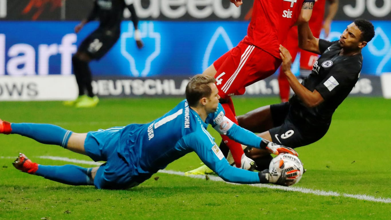 Manuel Neuer (l.) rettet früh gegen Sebastien Haller.