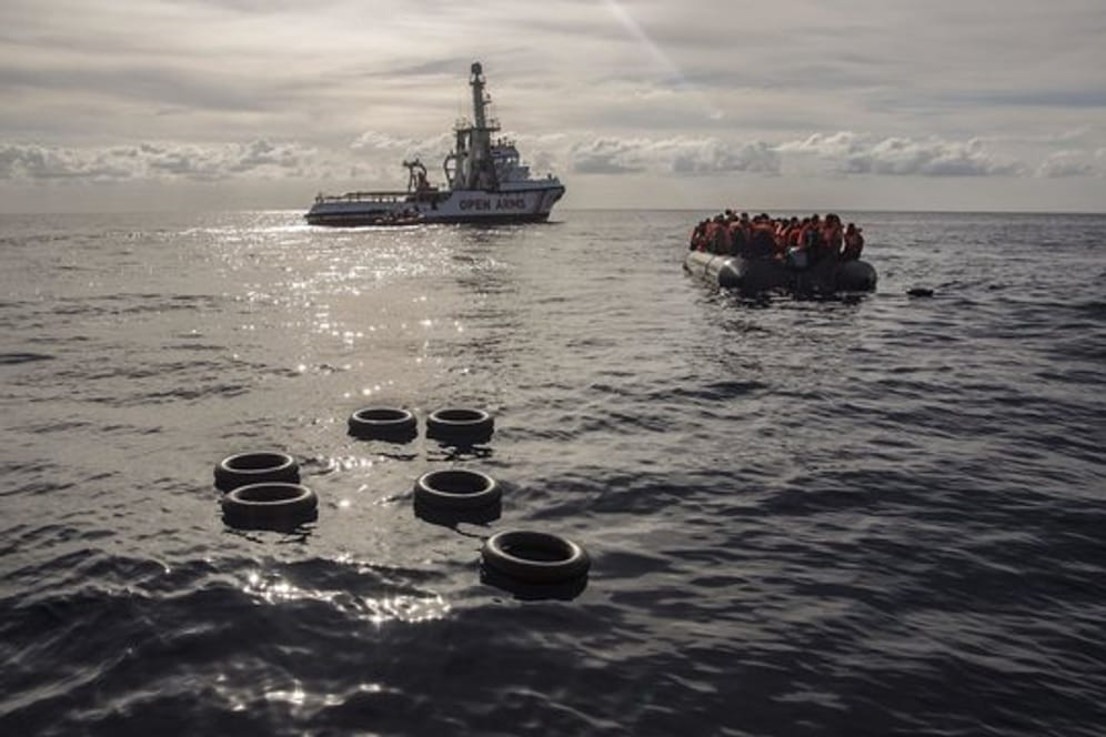 Migranten sitzen in einem Schlauchboot nachdem sie im zentralen Mittelmeer 72 Kilometer von Al Khums (Libyen) gerettet wurden.