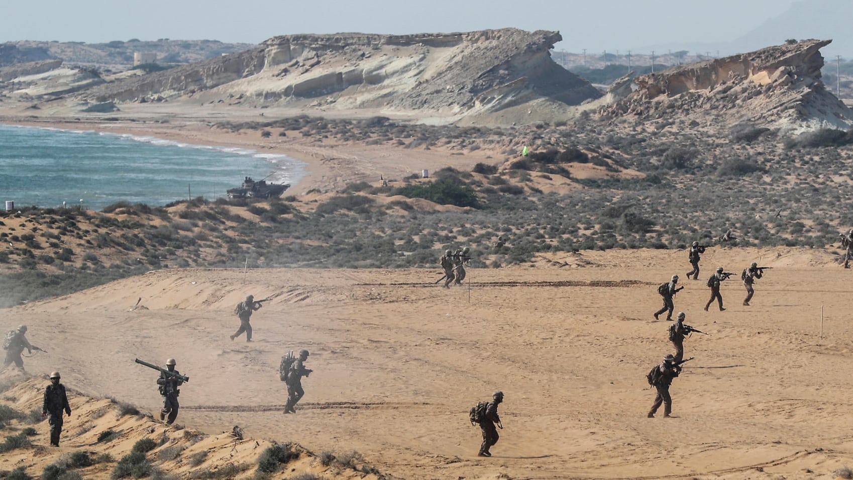 Truppen der Revolutionsgarden bei der Übung auf der Insel Gheschm: Der Iran hat ein Militärmanöver gestartet.