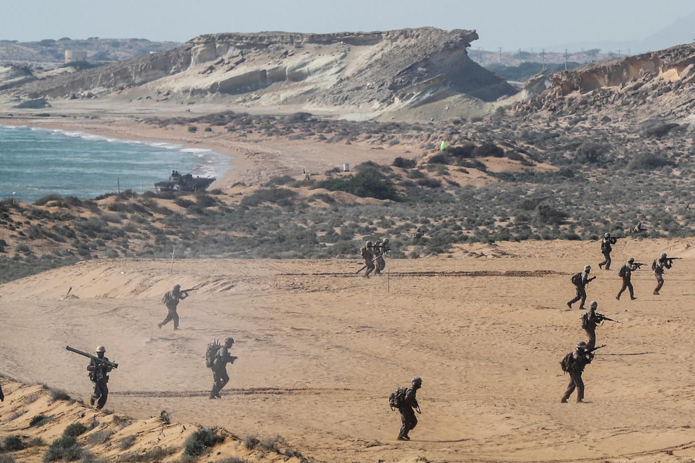 Truppen der Revolutionsgarden bei der Übung auf der Insel Gheschm: Der Iran hat ein Militärmanöver gestartet.