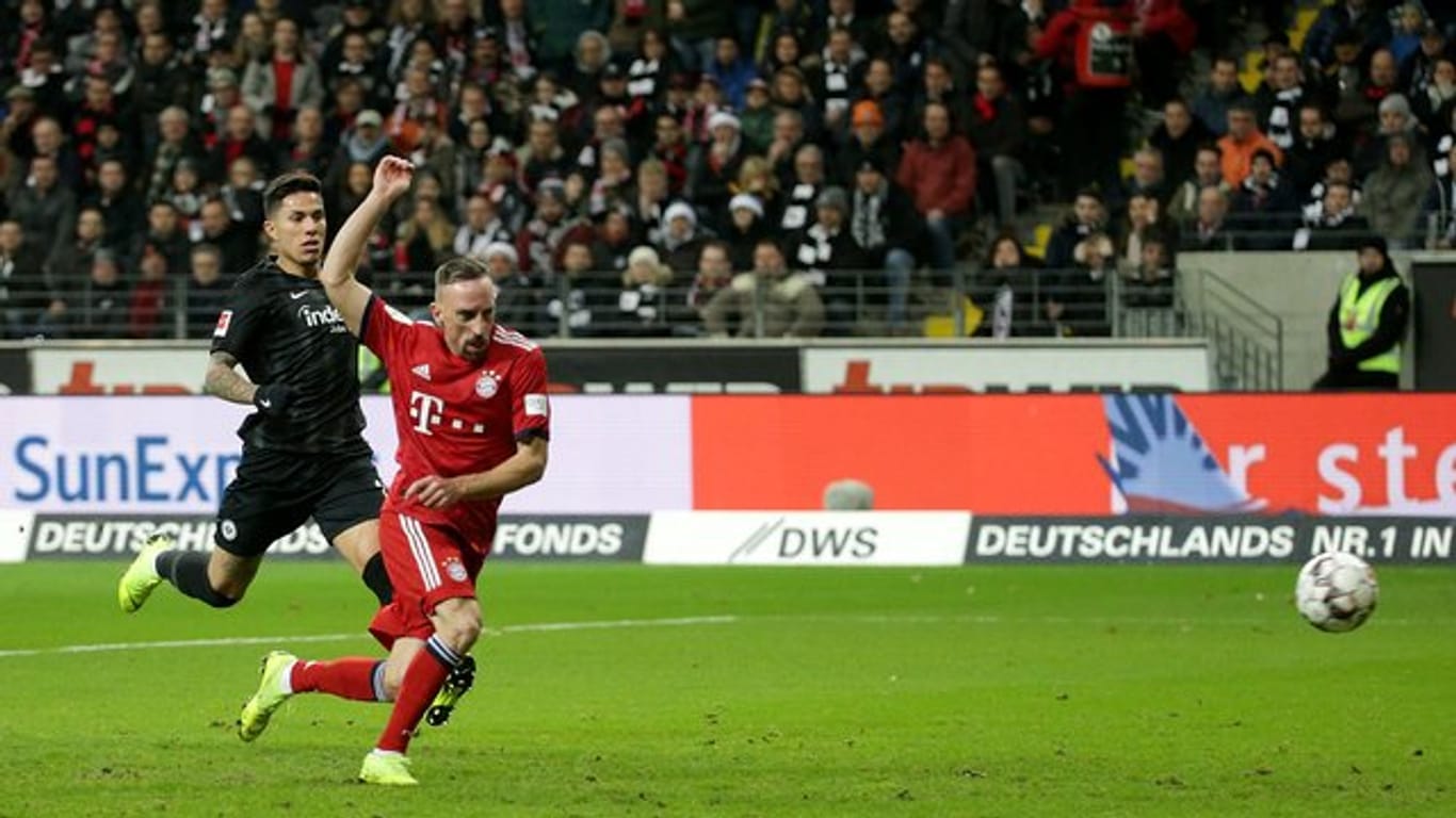 Franck Ribéry (r) trifft zum 1:0 in Frankfurt.