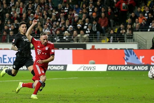 Franck Ribéry (r) trifft zum 1:0 in Frankfurt.