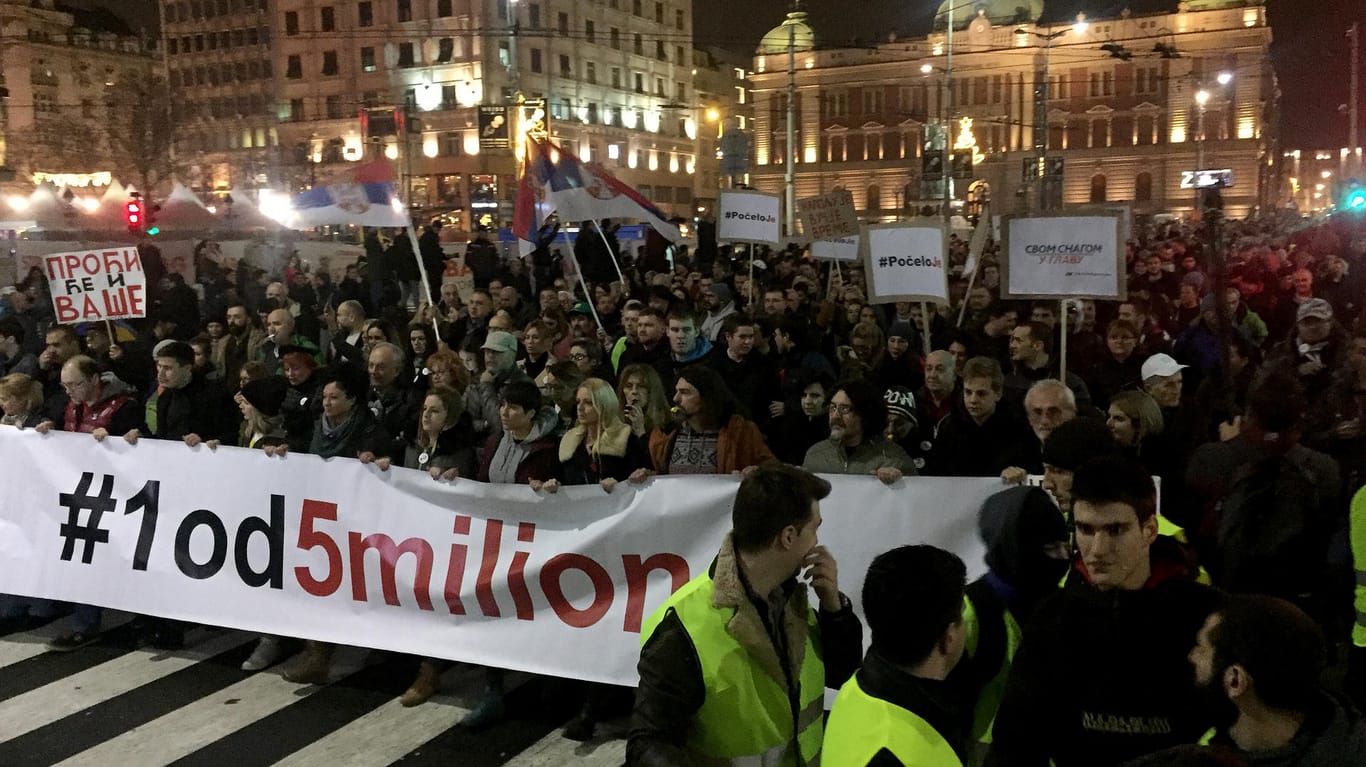 Demonstranten auf dem Platz der Republik in der serbischen Hauptstadt Belgrad: Sie protestieren gegen die autoritäre Politik von Präsident Aleksandar Vucic.