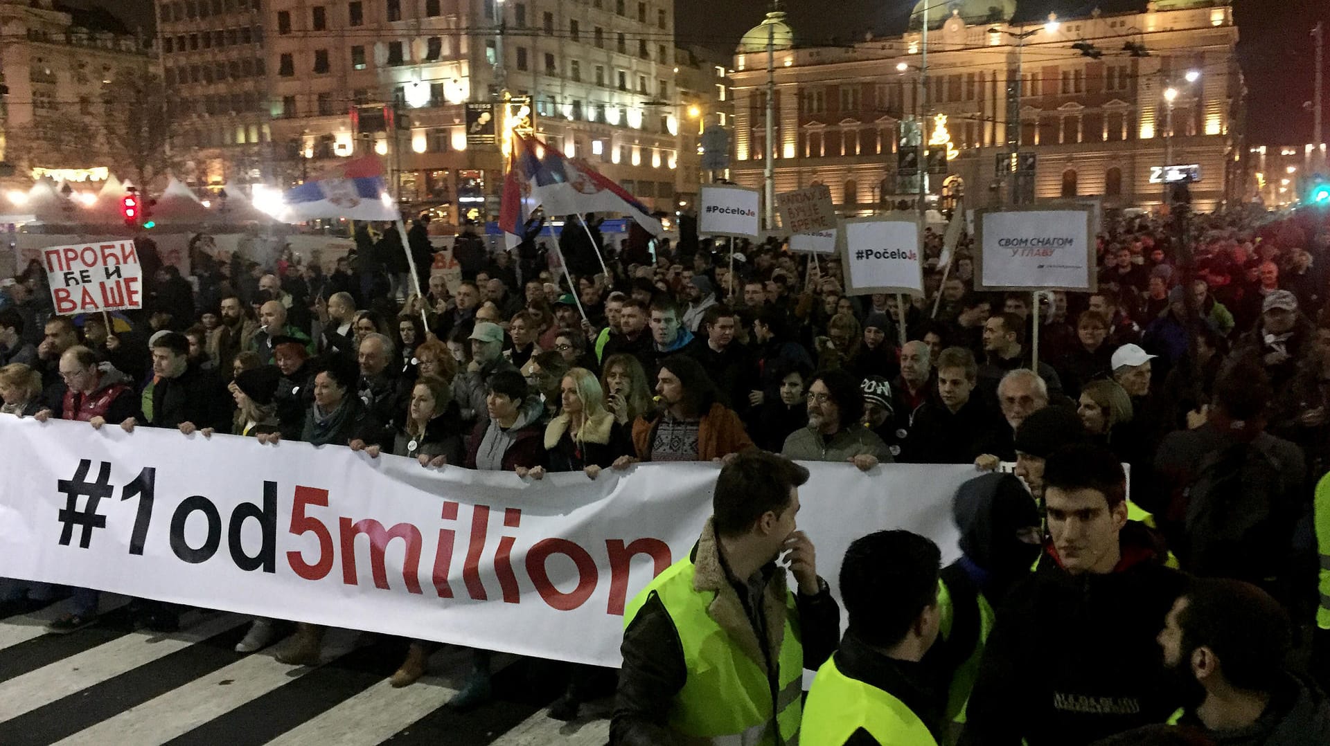 Demonstranten auf dem Platz der Republik in der serbischen Hauptstadt Belgrad: Sie protestieren gegen die autoritäre Politik von Präsident Aleksandar Vucic. Demonstranten auf dem Platz der Republik in der serbischen Hauptstadt Belgrad: Sie protestieren gegen die autoritäre Politik von Präsident Aleksandar Vucic.