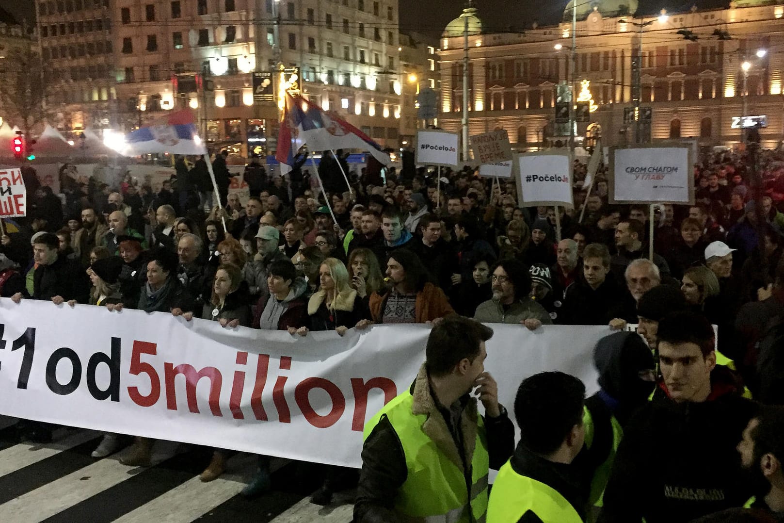 Demonstranten auf dem Platz der Republik in der serbischen Hauptstadt Belgrad: Sie protestieren gegen die autoritäre Politik von Präsident Aleksandar Vucic.