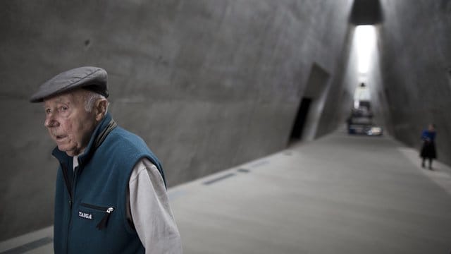 Simcha Rotem beim Besuch der Holocaust-Gedenkstätte Yad Vashem. Simcha Rotem beim Besuch der Holocaust-Gedenkstätte Yad Vashem.