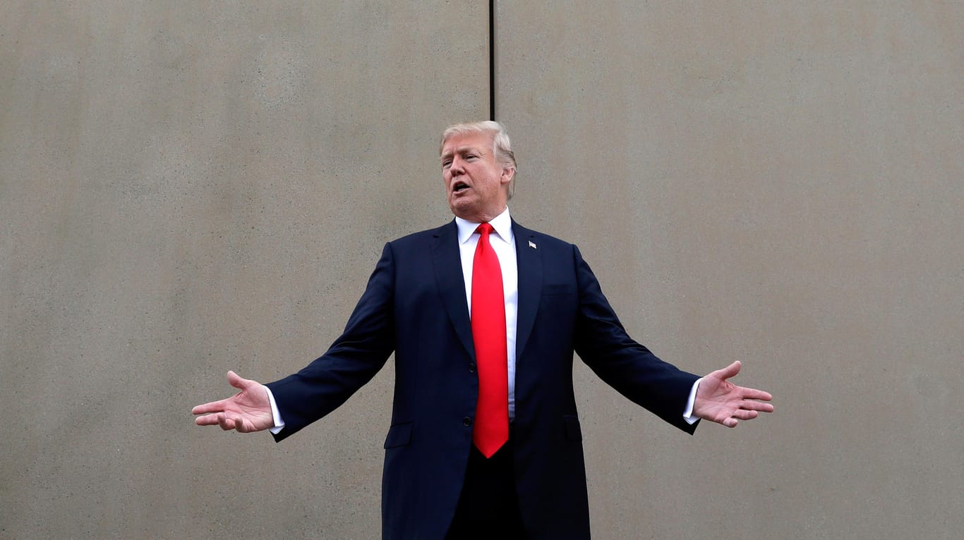 Donald Trump vor einem Prototypen einer Grenzmauer: Der US-Präsident beharrt auf seiner Milliardeforderung für die Mauer.