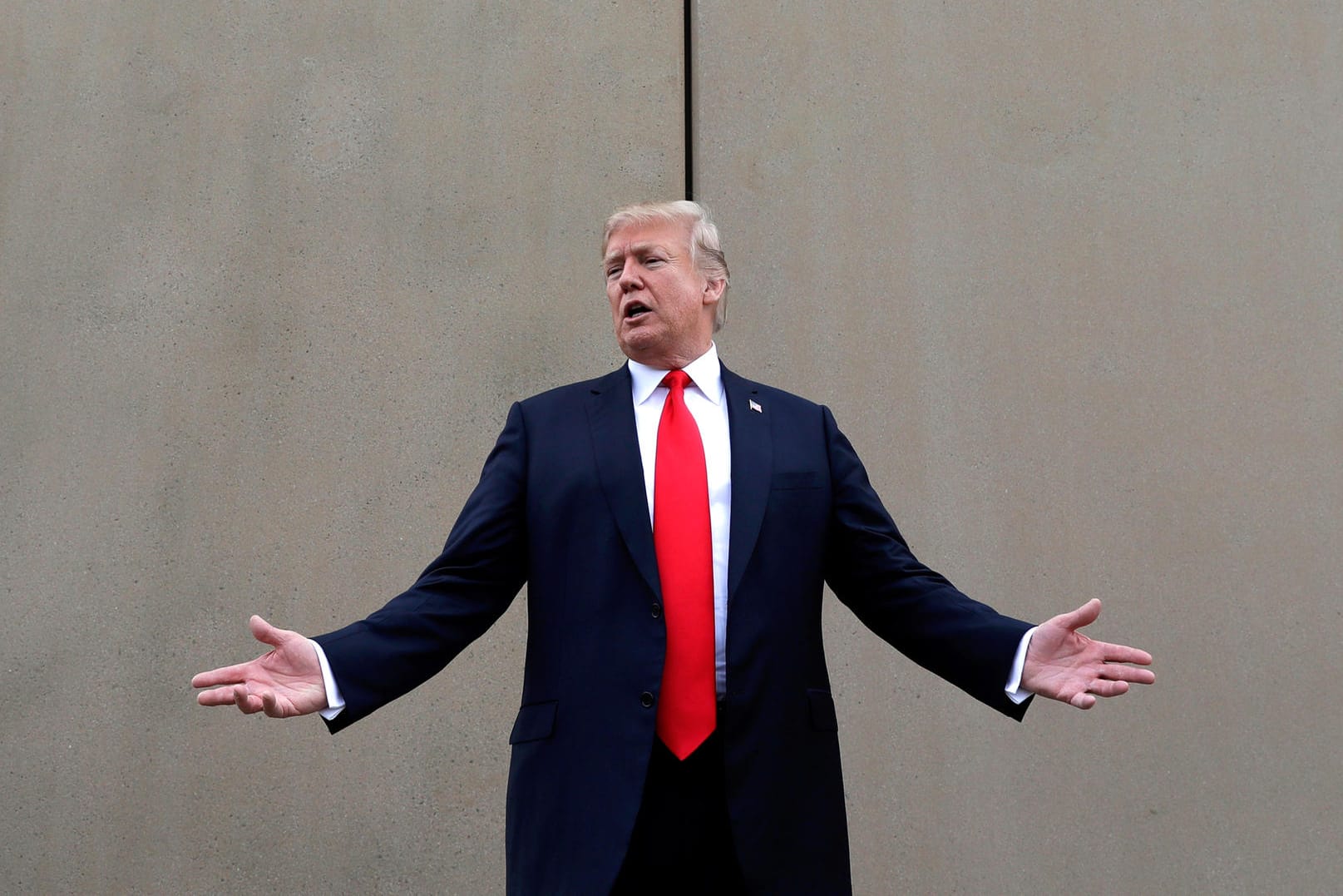 Donald Trump vor einem Prototypen einer Grenzmauer: Der US-Präsident beharrt auf seiner Milliardeforderung für die Mauer.