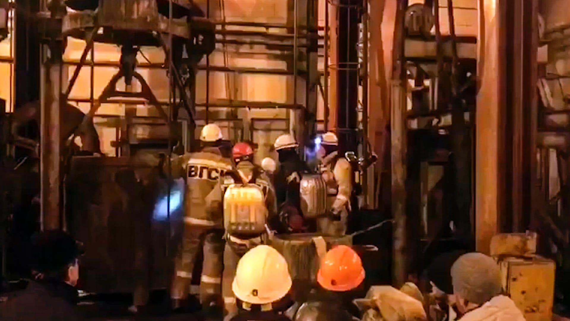 Ein Standbild aus einem Video des russischen TV-Senders RU-RTR: Ein Rettungsteam darauf, dass ein Aufzug in das Gruben-Kalibergwerk hinunterfährt.