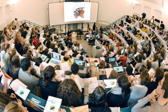 Blick in einen Hörsaal der Medizinischen Fakultät der Martin-Luther-Universität in Halle an der Saale.