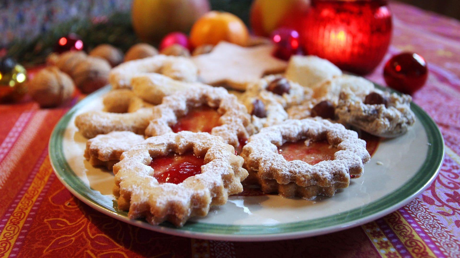 Selbst gebackene Weihnachtsplätzchen: Zu viel Zucker ist ungesund, aber nicht jedes Plätzchen muss ein schlechtes Gewissen machen, meint die WHO. Sinnvoll sei es jedoch, auf einige Zuckerquellen zu verzichten.