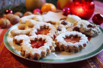 Selbst gebackene Weihnachtsplätzchen: Zu viel Zucker ist ungesund, aber nicht jedes Plätzchen muss ein schlechtes Gewissen machen, meint die WHO. Sinnvoll sei es jedoch, auf einige Zuckerquellen zu verzichten.