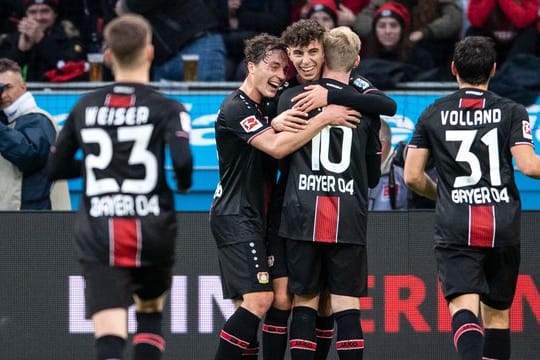 Leverkusens Torschütze Kai Havertz (M) feiert sein "Hoppel-Tor" gegen Hertha mit seinen Teamkollegen.