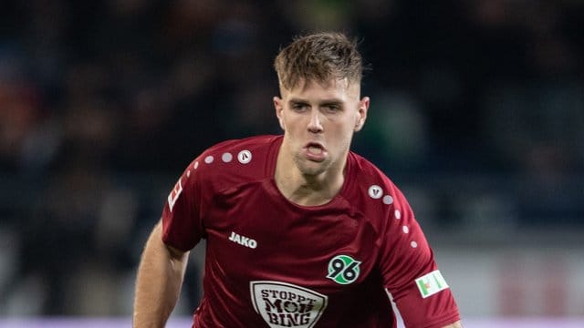 Stürmer Niclas Füllkrug wird Hannover 96 wohl nach seiner Operation über die Saison hinaus fehlen. Stürmer Niclas Füllkrug wird Hannover 96 wohl nach seiner Operation über die Saison hinaus fehlen.