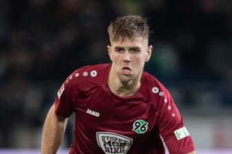 Stürmer Niclas Füllkrug wird Hannover 96 wohl nach seiner Operation über die Saison hinaus fehlen.