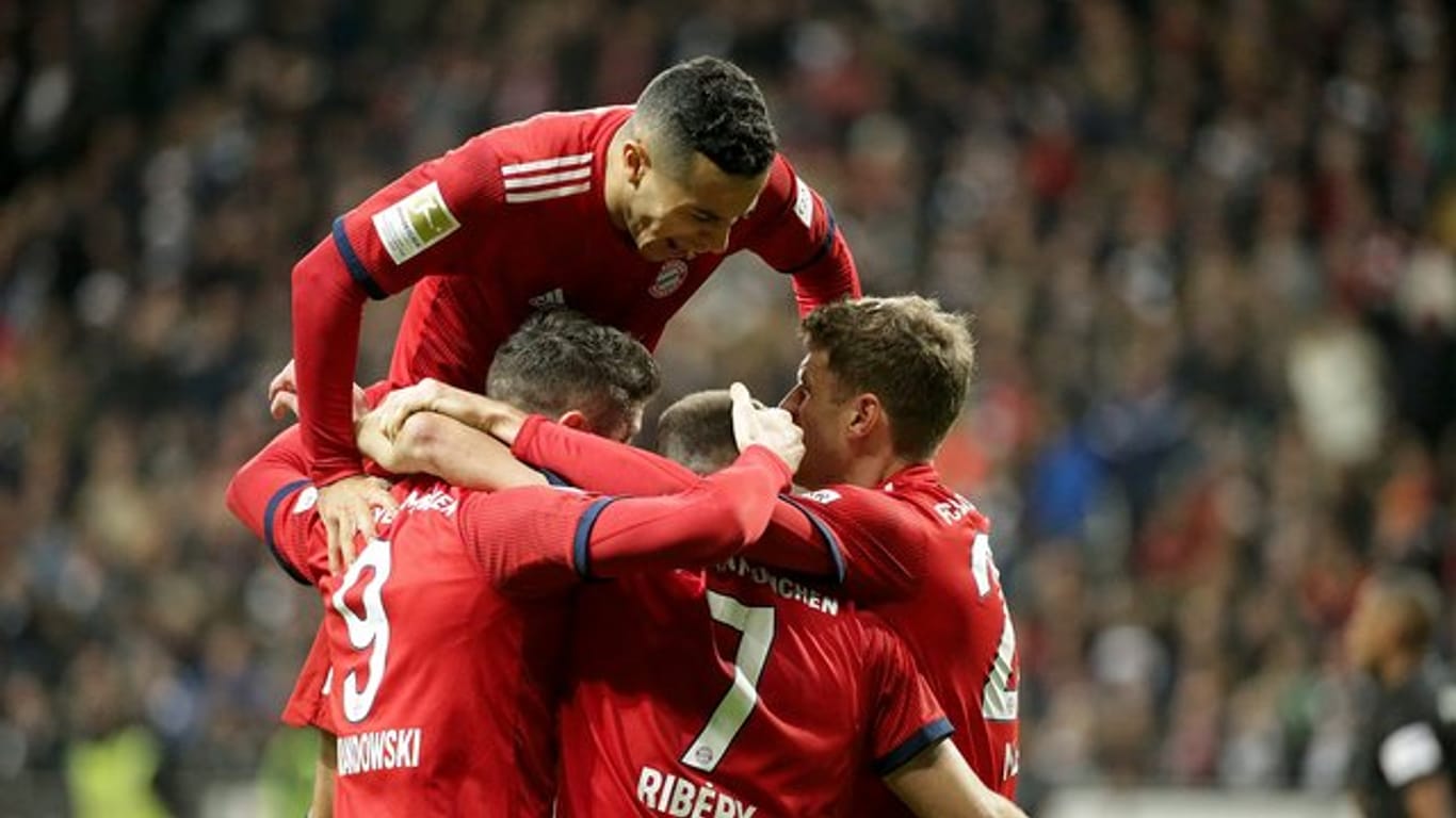 Mit dem 3:0-Sieg bei Eintracht Frankfurt hat der FC Bayern München die Jagd auf die Tabellenführung aufgenommen.